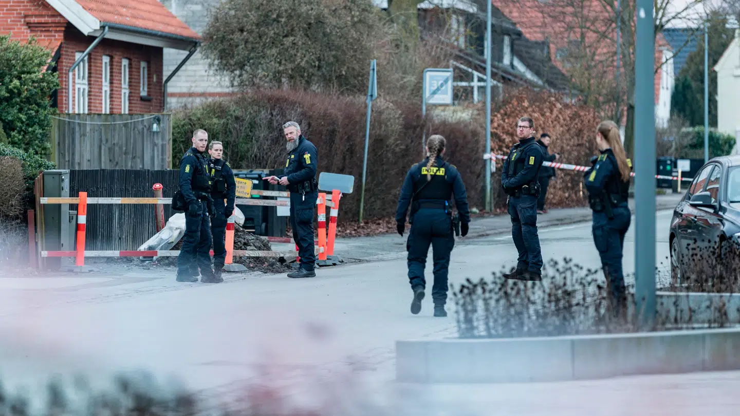Politiet er til stede på Hovedgaden i på hovedgaden Hårlev lørdag efter et knivstikkeri.