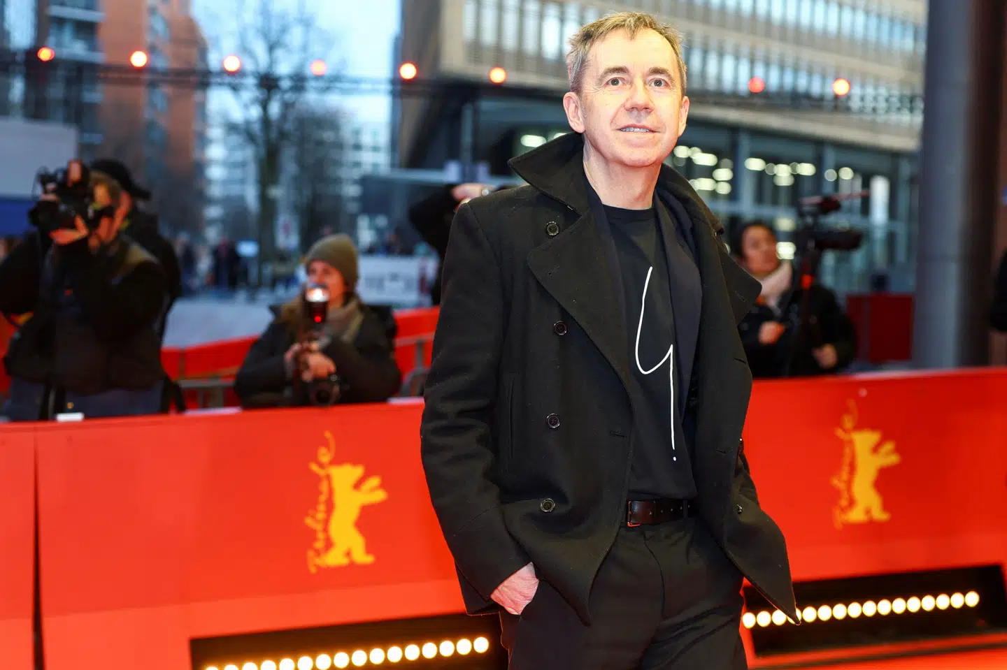 Den norske filminstruktør Dag Johan Haugerud gik på den røde løber, før priserne ved årets Berlinale blev uddelt i den tyske hovedstad lørdag aften. Nu kan han forlade prisuddelingen med den fine Guldbjørn i favnen. Hans film "Drømmer" modtog nemlig hovedprisen på årets festival.