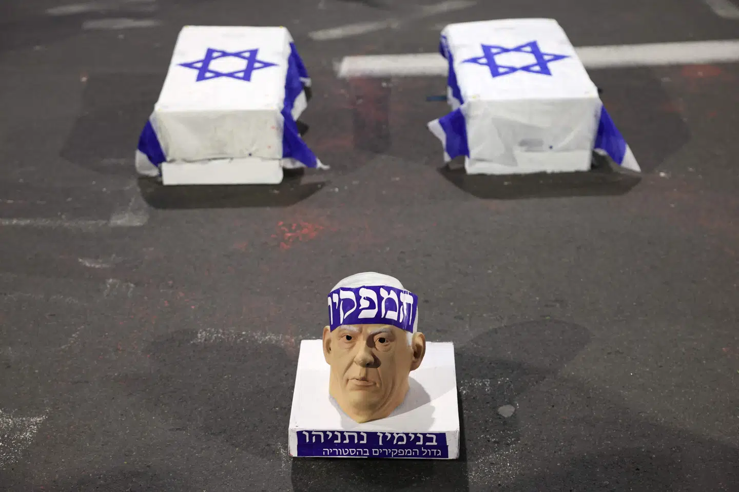 Billede fra fredag af en maske, der skal forestille Israels Benjamin Netanyahu. Den er del af demonstration i Israel, der opfordrer til løsladelsen af gidsler i Gaza.