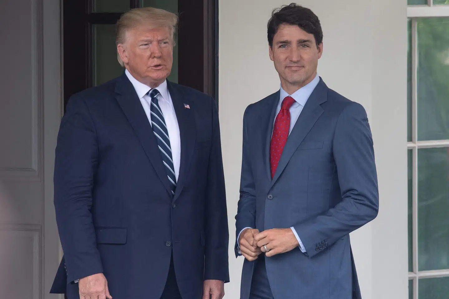 Donald Trump (til venstre) og Justin Trudeau (til højre) har lørdag talt i telefon sammen. Billedet er taget under Trumps første præsidentperiode i 2019.