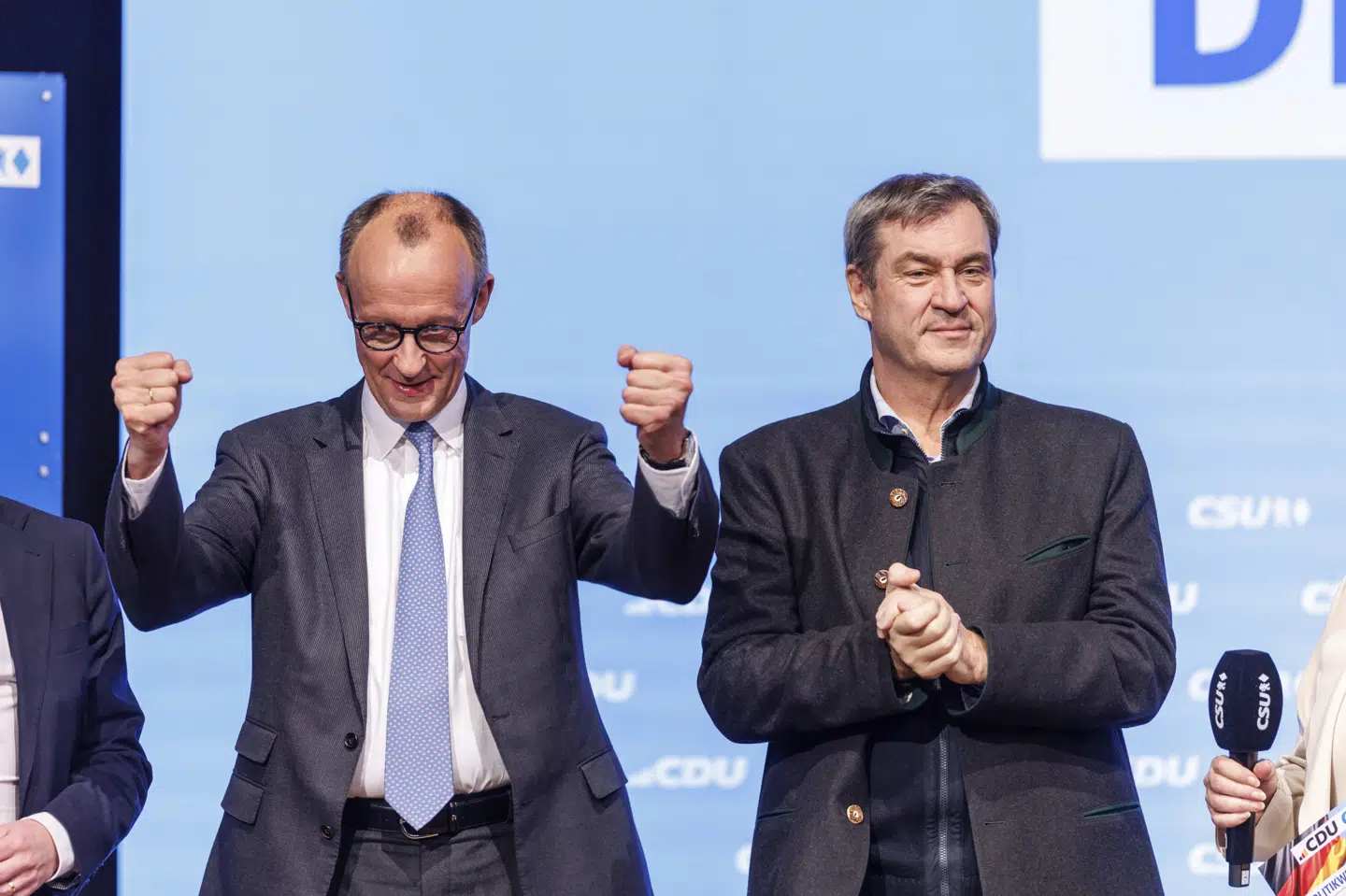 Friedrich Merz, som er leder af det borgerlige De Kristelige Demokrater (til venstre), og CSU-leder Markus Söder (til højre) gik lørdag på scenen i München i den sidste del af valgkampen.