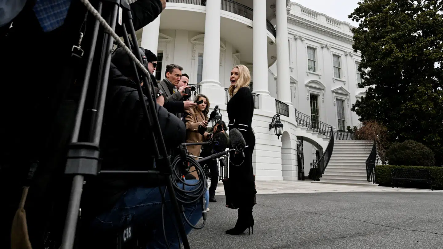 Karoline Leavitt talte med presse foran Det Hvide Hus lørdag.