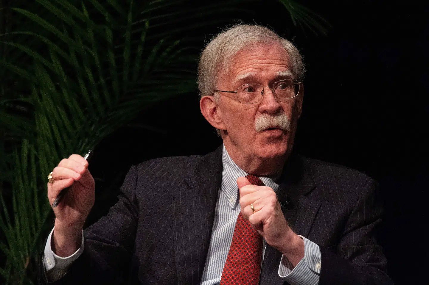 John Bolton advarer om, at Europa sender fredsbevarende styrker til Ukraine. Det mindsker incitamentet for yderligere forhandlinger, og så kan det fastfryse de eksisterende grænser.