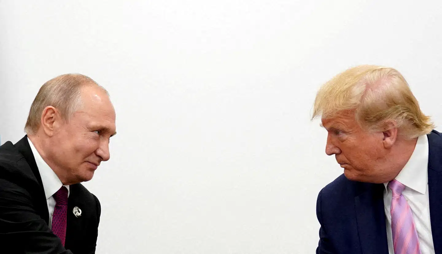 Både USA og Rusland arbejder på at etablere et møde mellem Donald Trump og Vladimir Putin. Her ses de i Japan tilbage i 2019.