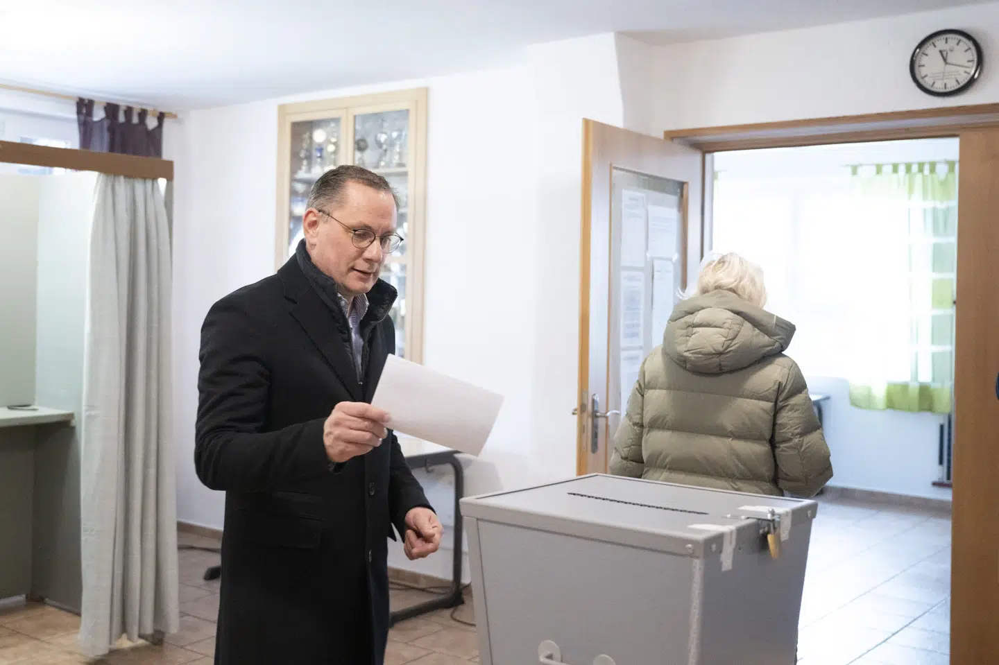 AfD-medformand Tino Chrupalla afgav søndag sin stemme ved valget i byen Gablenz i Sachsen.