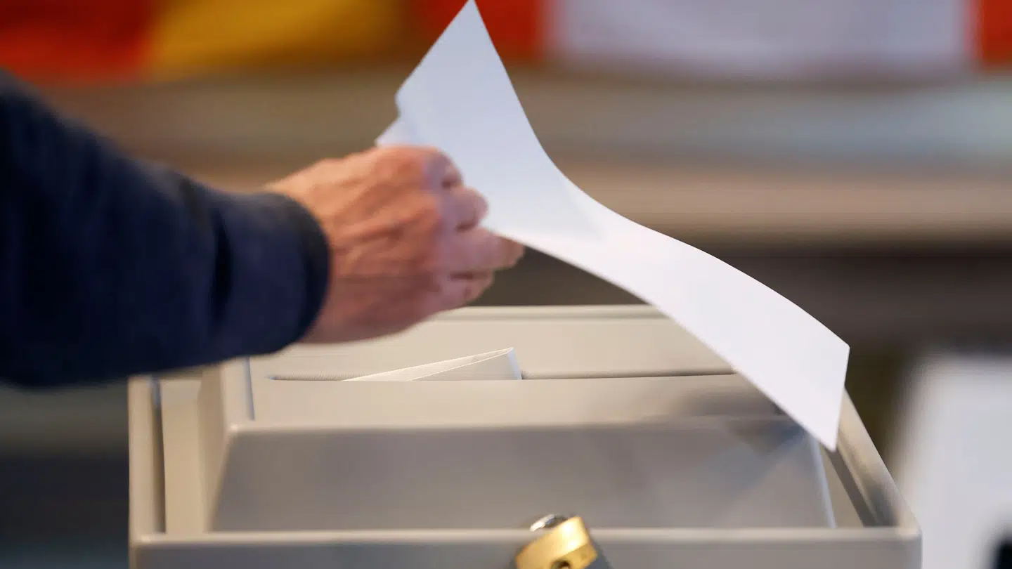 Tyskerne er søndag ved stemmeurnerne. Valgtstederne lukker klokken 18 i aften.