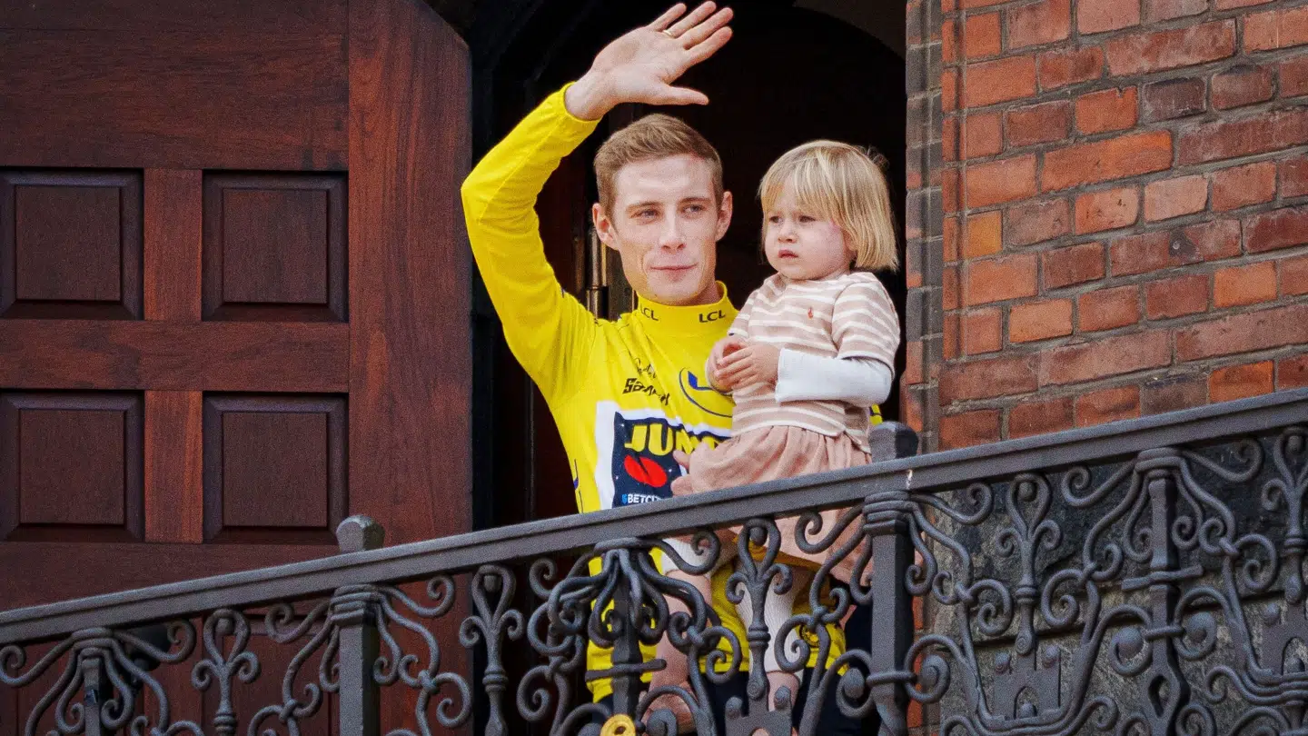 Jonas Vingegaard med datteren Frida fejres på balkonen på Københavns Rådhus onsdag den 26. juli 2023.
