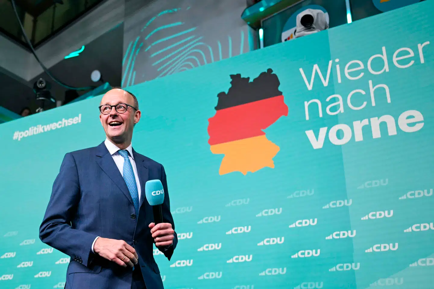 En glad Friedrich Merz på scenen på valgaftenen.