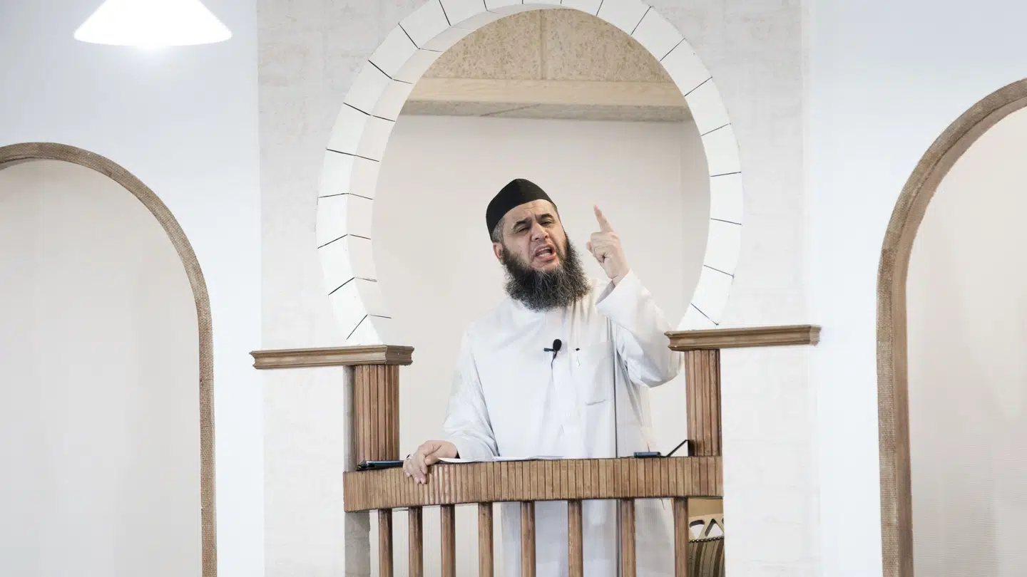 Imam Abu Bilal under fredagsbøn i Moskéen på Grimhøjvej i Århus.