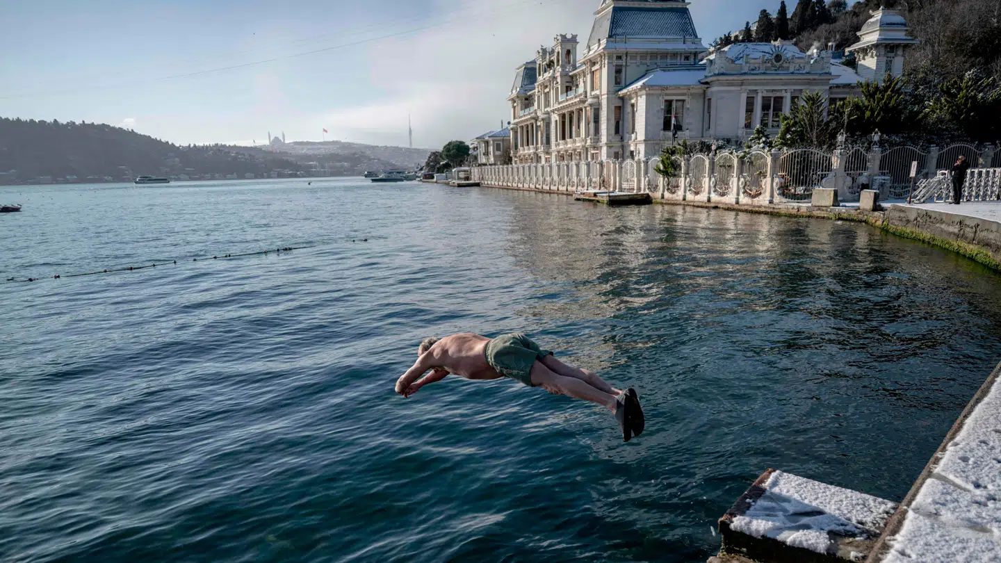 En ældre herre hopper i vandet i Bosporusstrædet.