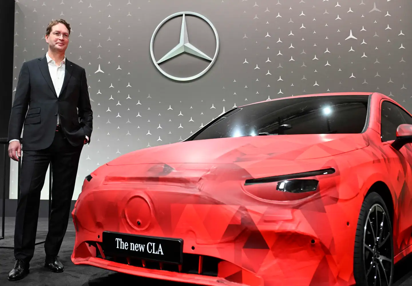 Mercedes-Benz' topchef, Ola Källenius, har måttet igangsætte store nedskæringer, efter at overskuddet i 2024 skrumpede med næsten en tredjedel som følge af blandt andet et svagt salg af elbiler.