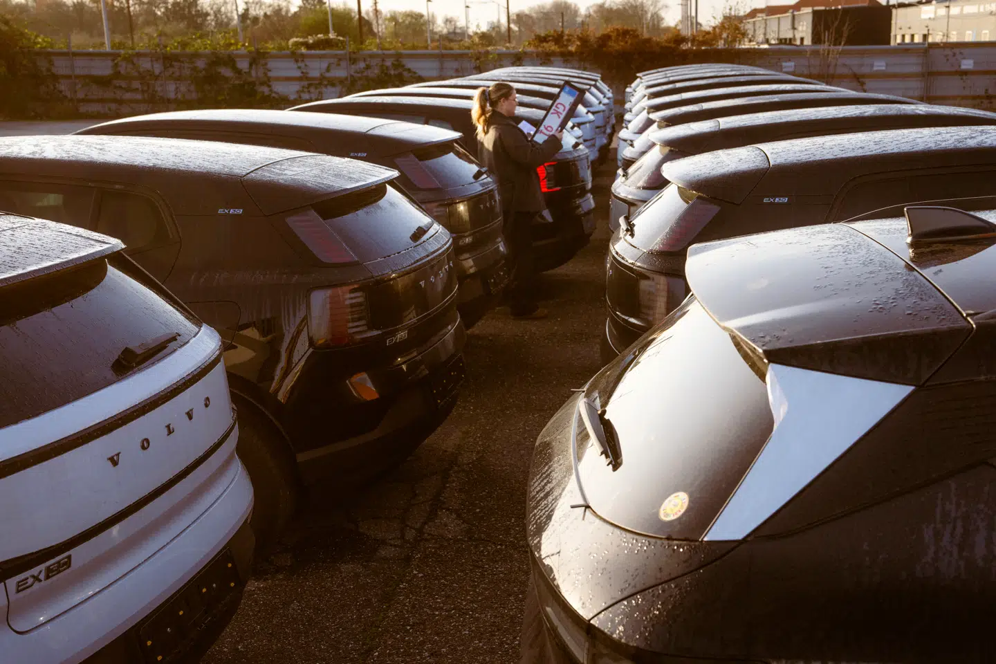 Flere danske bilforhandlere som eksempelvis Ejner Hessel i Valby har indkøbere til at hente brugte elbiler i udlandet.