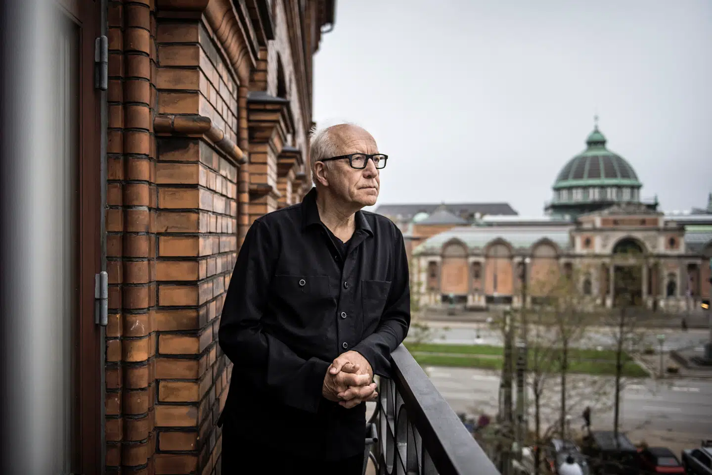 »Det helt stærke indtryk af, hvad slaveriet indebar, får man nok kun ved selv at besøge øerne og her bese ruinerne af den sukkerplantage, som blev drevet på øen St. Jan af danskeren Peter Oxholm,« skriver Ditlev Tamm.