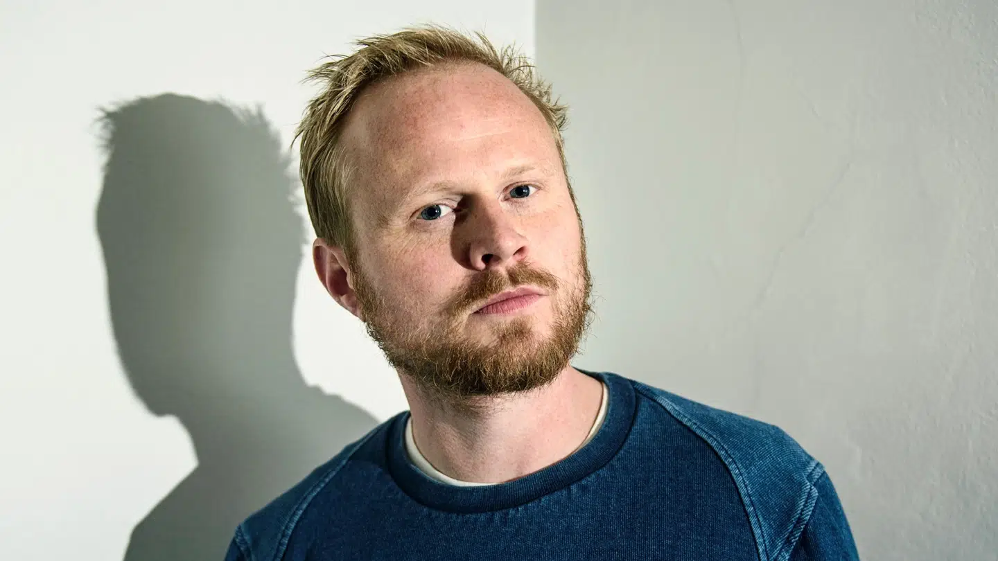 'Vi gennemgår ugens vigtigste nyheder set igennem en humoristisk optik og slår generelt på alle - inklusive vores egen arbejdsgiver DR - og det betyder, at alle emner eller jokes ikke vil være for alle,' udtaler Jonatan Spang, der håber, at folk vil se programmet i sin fulde længde på DRTV.