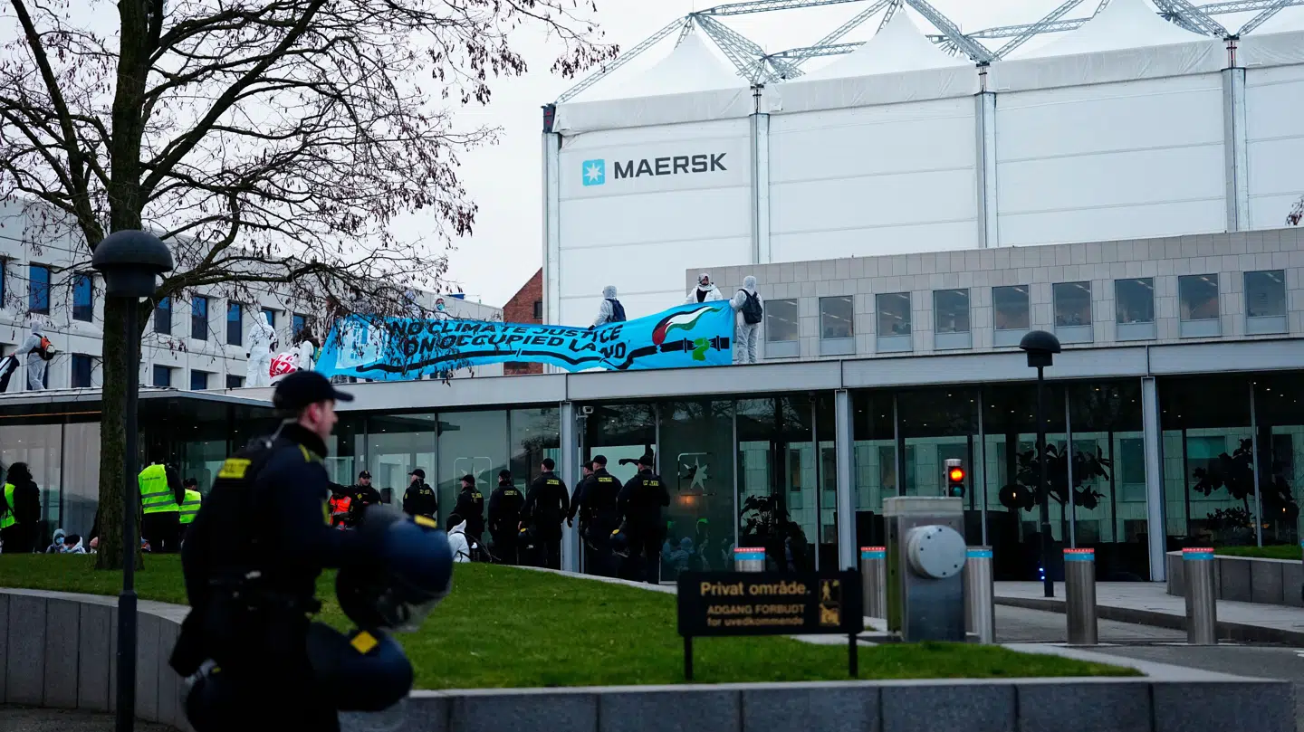 Aktivister blokerer indgangen til Mærsk's hovedkontor på Esplanaden i København.