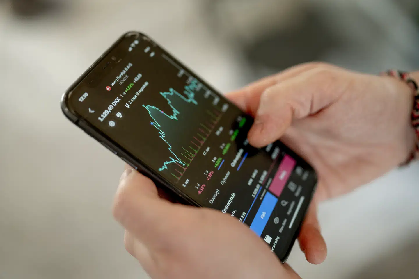 Pengegaver på 76.900 kroner til børn og børnebørn er en bekvem måde at komme uden om boafgift på, men kan man også komme uden om boafgiften ved at overdrage sine aktier?