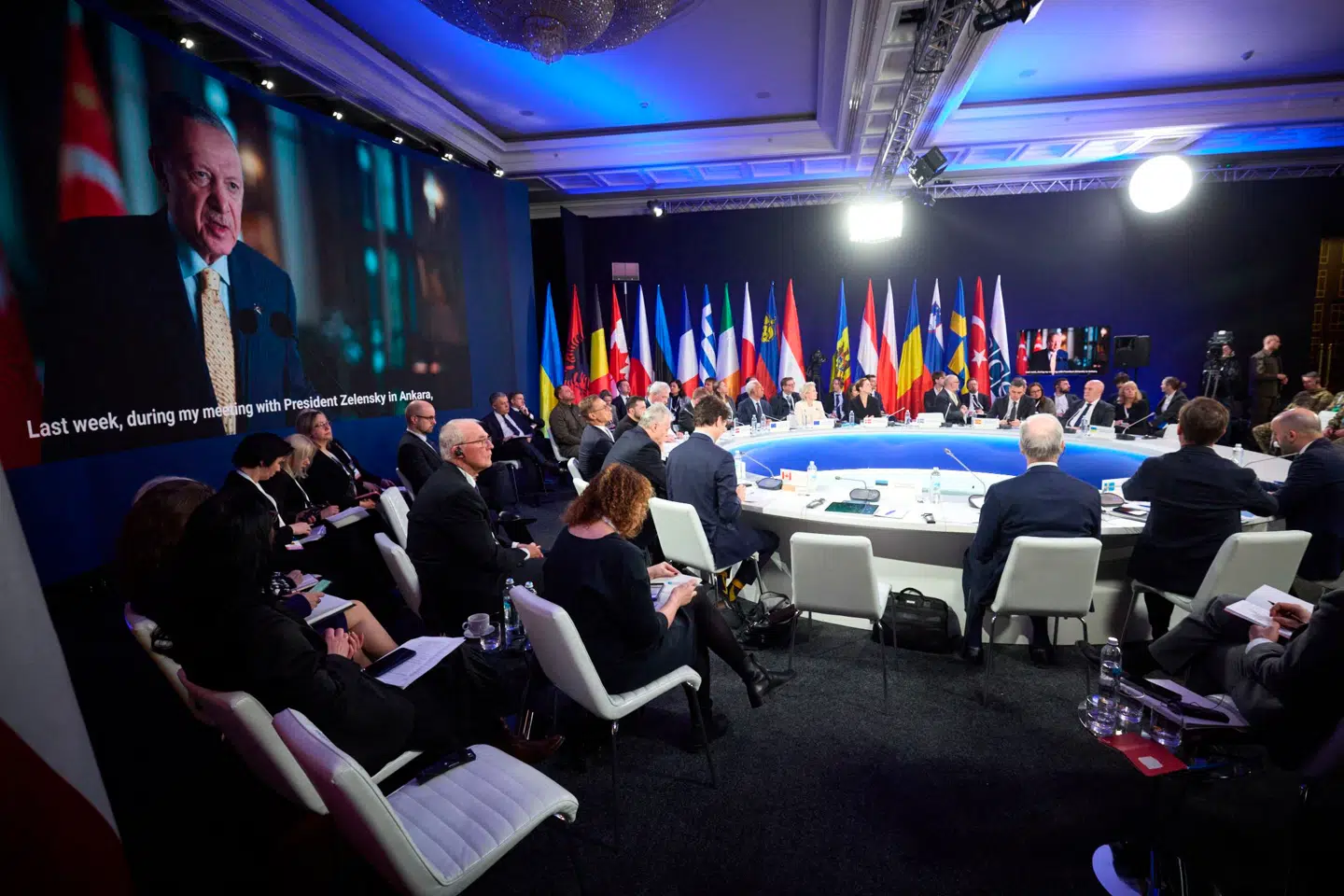 Flere vestlige statsledere samt EUs præsident, Antonio Costa, og formanden for EU-Kommissionen, Ursula von der Leyen, er rejst til Kyiv for at markere årsdagen. Her ses et billede inde fra mødet.