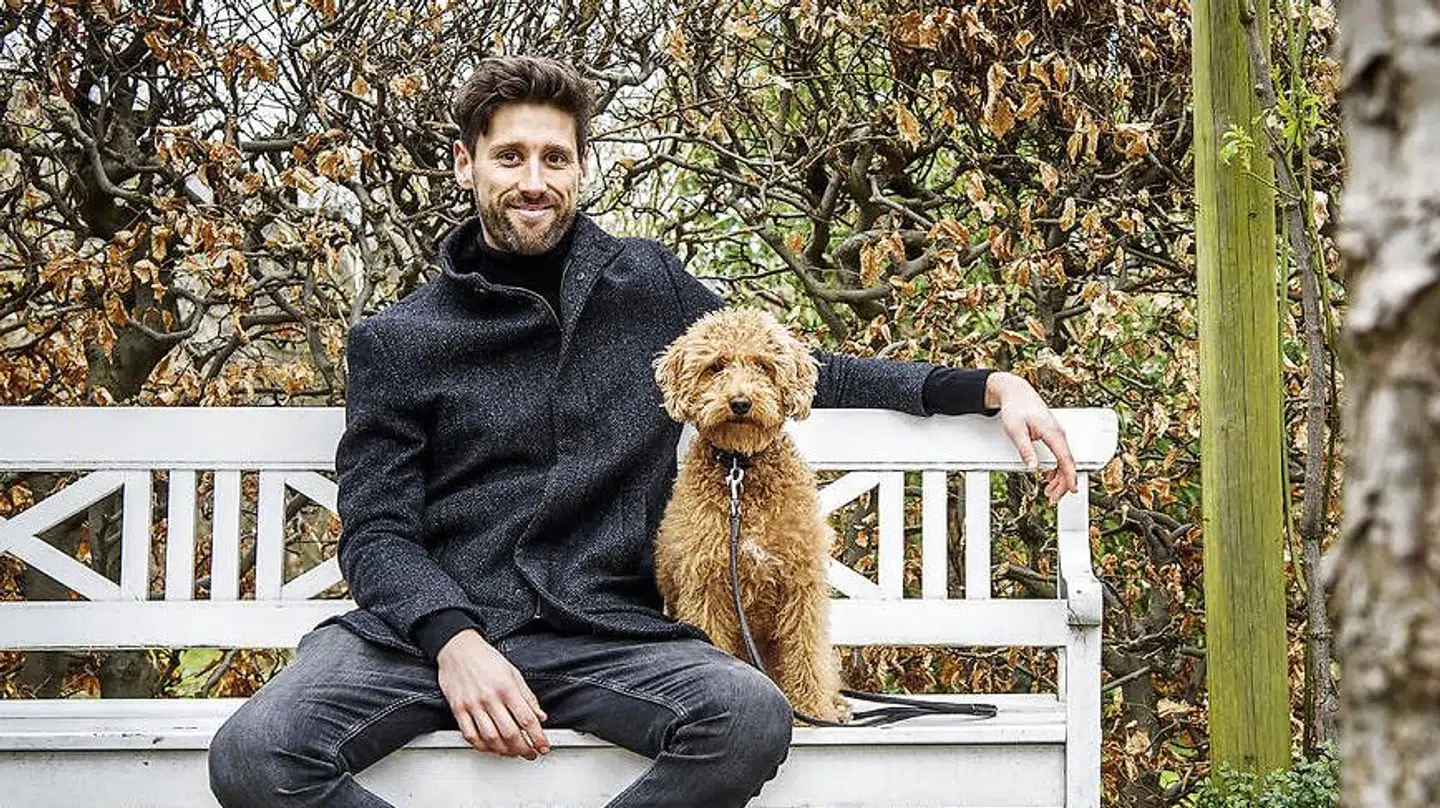 Mikkel Fønsskov og hans hund Martha i Landbohøjskolens have