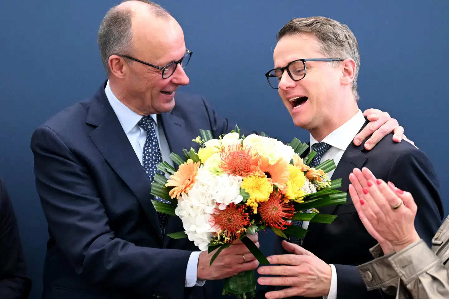 Leder af det kristenkonservative parti CDU, Friedrich Merz, (til venstre) modtager blomster af CDU's generalsekretær, Carsten Linnemann, på dagen efter forbundsdagsvalget. Partiet blev valgets største.