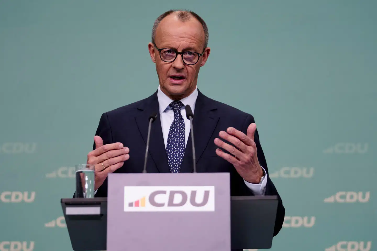 Friedrich Merz siger mandag, at man vil finde en måde, hvorpå Netanyahu kan besøge Tyskland, uden han kommer i problemer i forhold til arrestordren fra ICC.