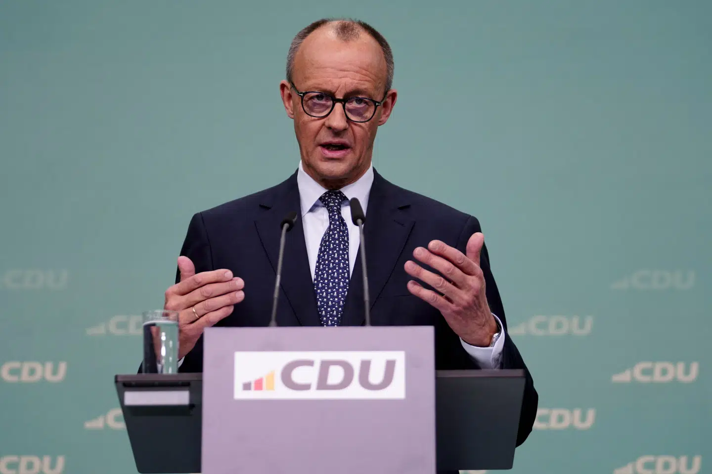 Friedrich Merz siger mandag, at man vil finde en måde, hvorpå Netanyahu kan besøge Tyskland, uden han kommer i problemer i forhold til arrestordren fra ICC.