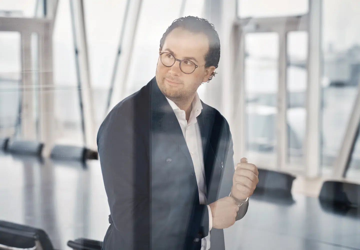 Politisk uro har endnu ikke skabt de forventede store udsving på aktiemarkedet, men de kan nå at komme endnu, mener Oskar Bernhardtsen.