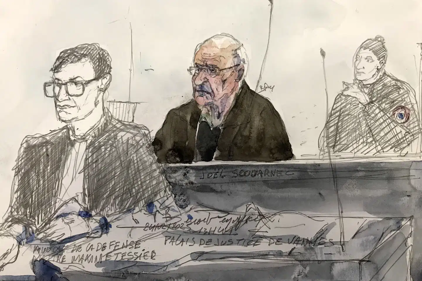 En tegning fra retten i byen Vannes i Frankrig viser den pensionerede kirurg Joel Le Scouarnec (i midten) ved siden af sin forsvarsadvokat. Ifølge anklagerne har han over en årrække voldtaget eller på anden måde seksuelt misbrugt i alt 299 patienter.