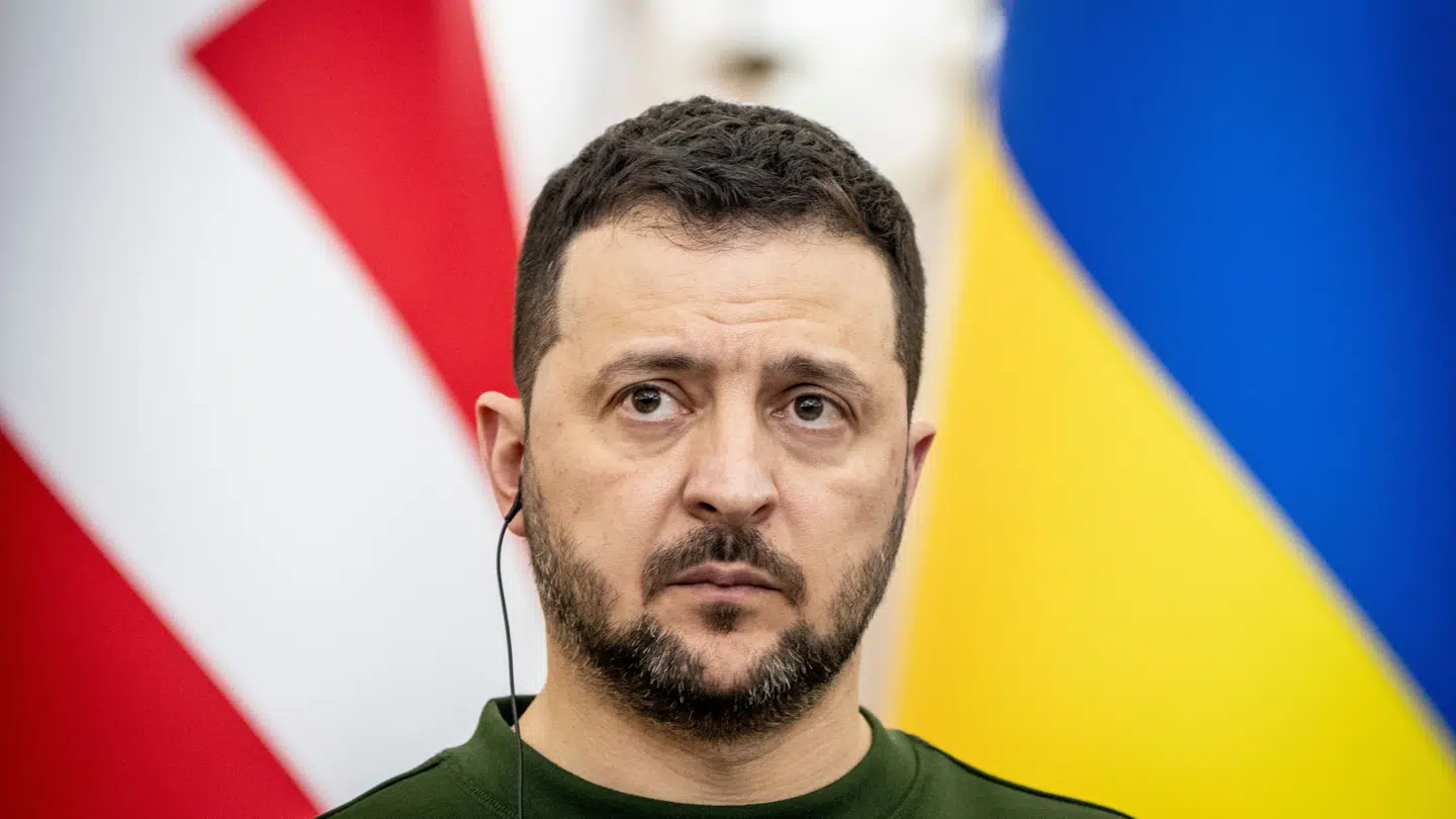 Ukraines præsident Volodymyr Zelenskyj bør hurtigst muligt underskive den aftale, som giver USA adgang til den ukrainske undergang. Det handler om at gøre Ukraine til en del af den amerikanske interessesfære. Det mener B.T.s debatredaktør, Joachim B. Olsen.
