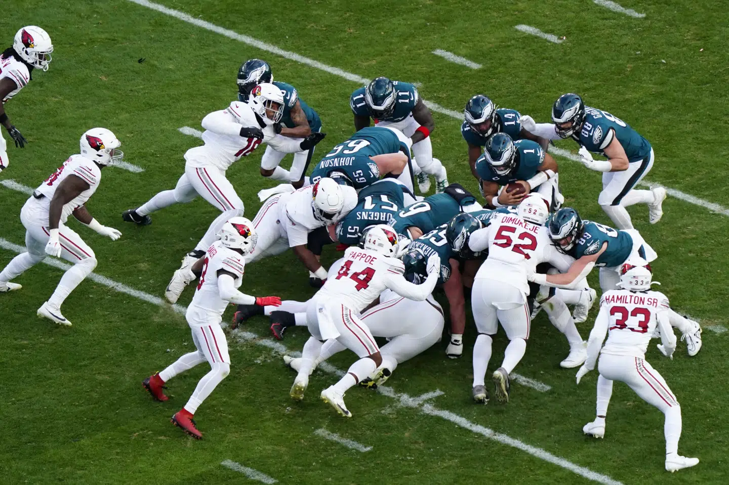 Philadelphia Eagles (i grøn) udfører det såkaldte tush push i en kamp mod Arizona Cardinals tilbage i december 2023. (Arkivfoto).