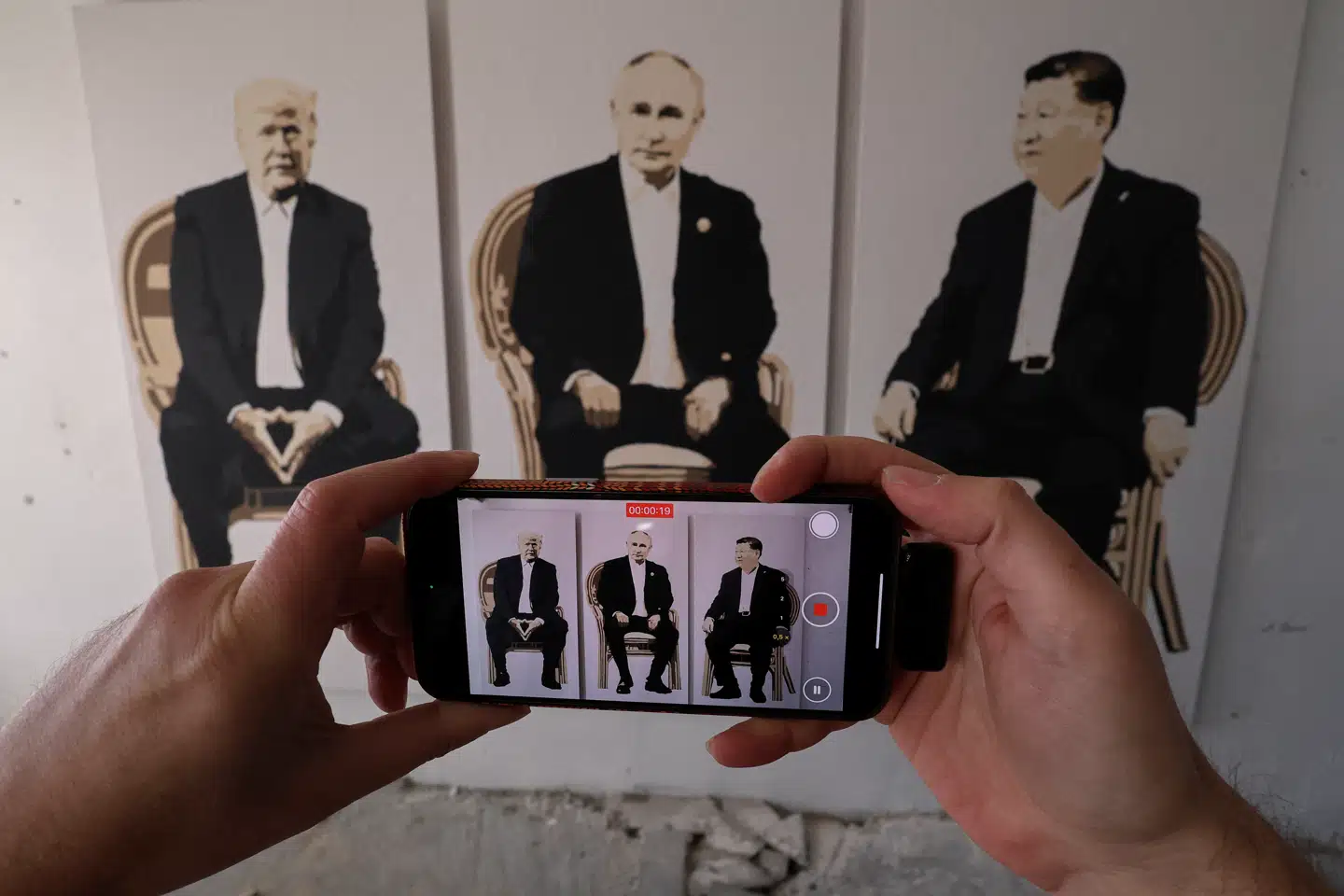 »Jalta 2.0«, hedder kunstværket, der viser Donald Trump, Vladimir Putin og Xi Jinping. Værket er udstillet i et galleri i byen Jalta på Krim, den russiskbesatte halvø.