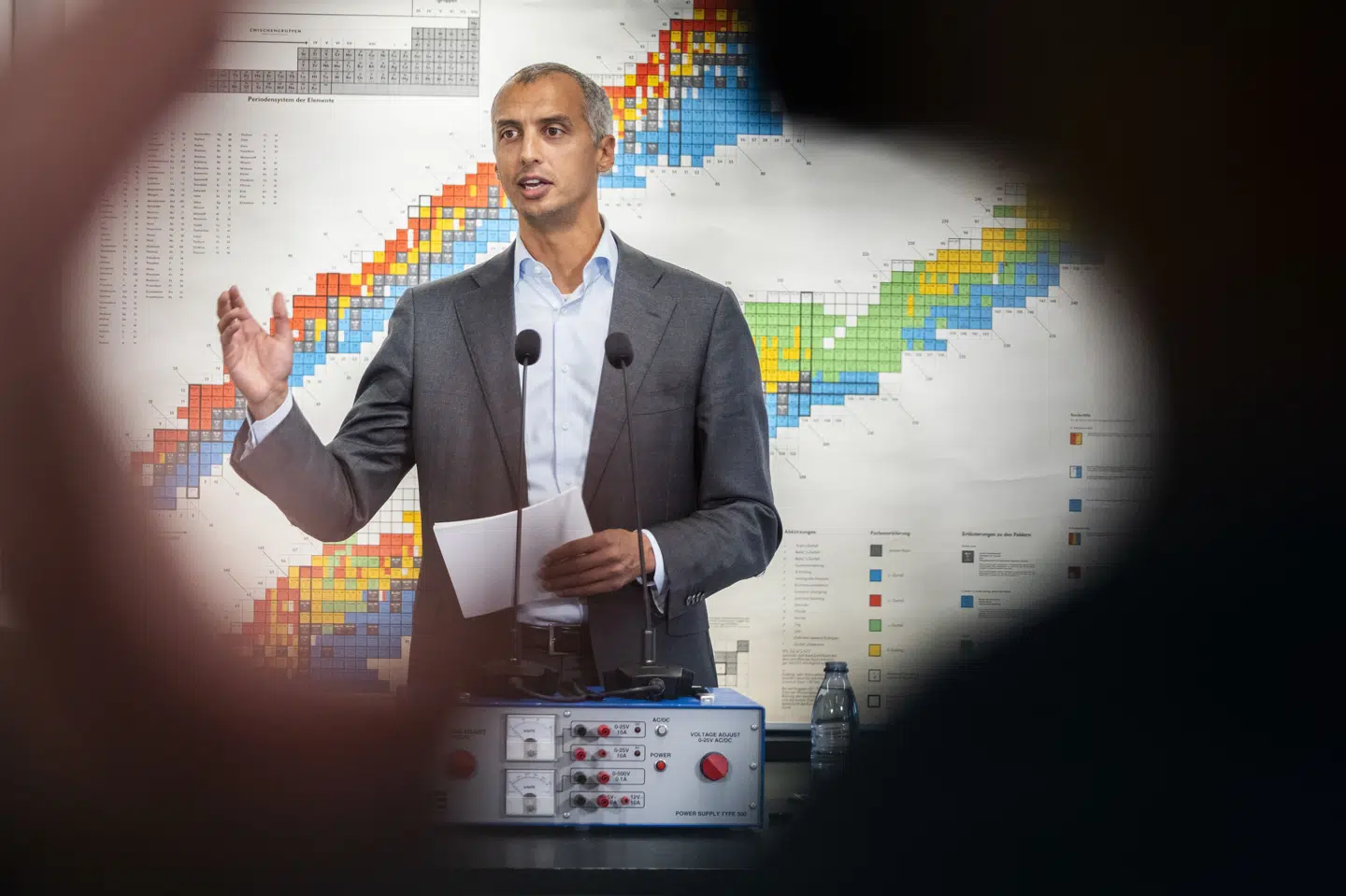 Regeringen vil forbyde mobiltelefoner og andre private tablets i landets skoler og på fritidshjem med en lovændring, siger børne- og undervisningsminister Mattias Tesfaye (S) til Politiken. (Arkivfoto).