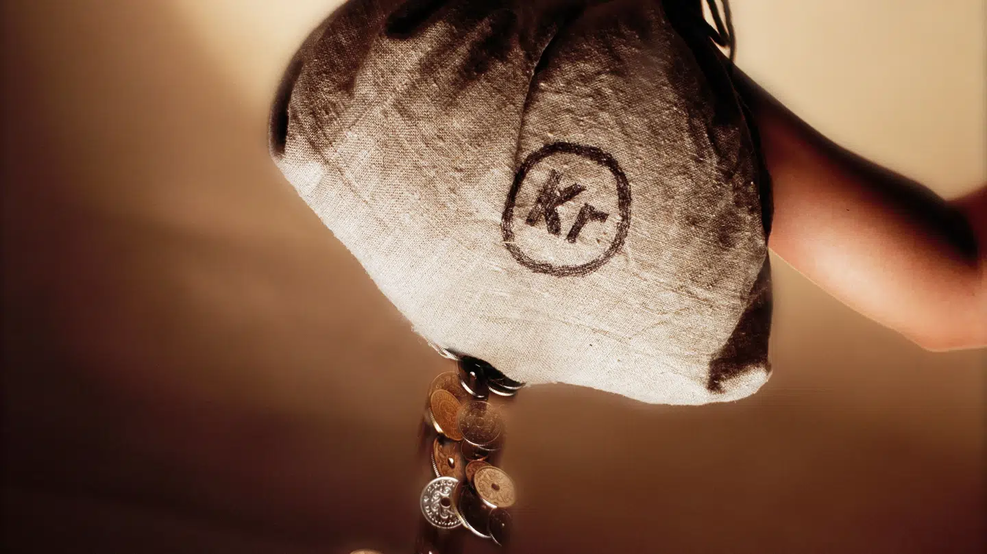 Penge falder igennem luften fra pengesæk, kroner, danske,