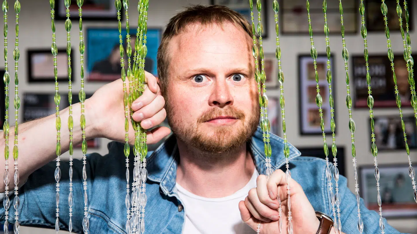 Jonatan Spang er vært på DR satireprogrammet Tæt på sandheden, der er blevet politianmeldt.