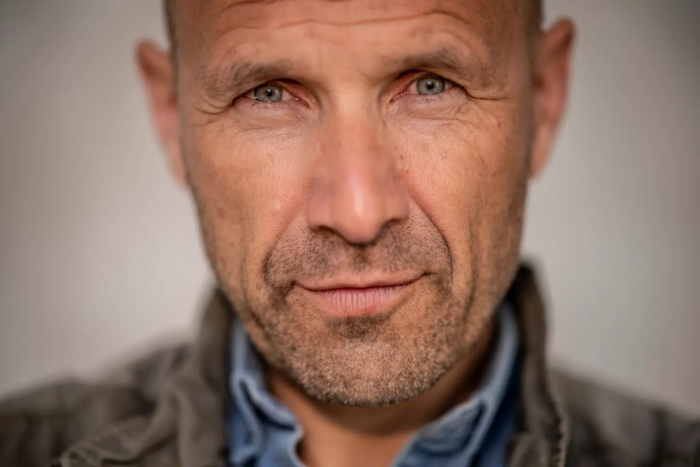 »Man gnider sig i øjnene. USA, indtil for nylig bannerfører for frihedsrettigheder og en international retsorden, stemte sammen med det aggressivt imperialistiske Rusland imod det demokratiske Ukraine, som drømmer om medlemskab af vestlige demokratiske institutioner som NATO og EU,« skriver Adam Holm.