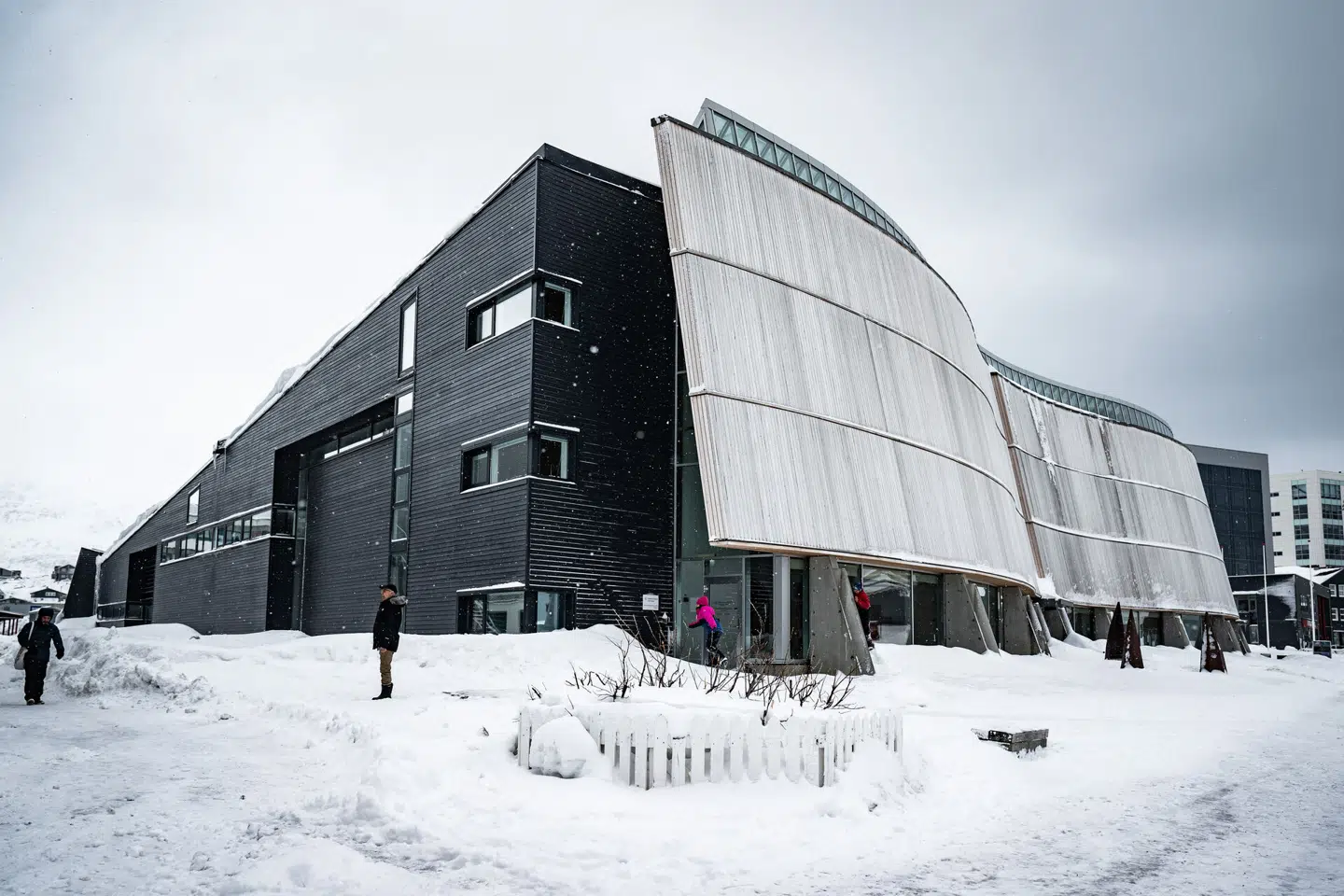 Her ses kulturhuset Katuaq.