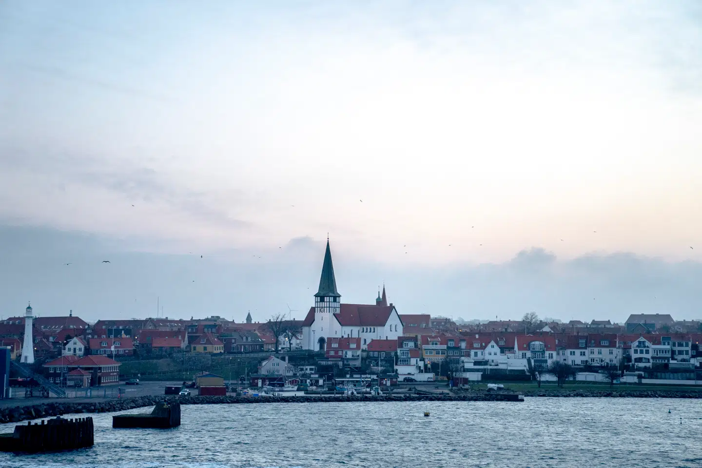 Der bor små 15.000 personer i Rønne, der er Bornholms største by. Det er også her, færgen fra Ystad lægger til.