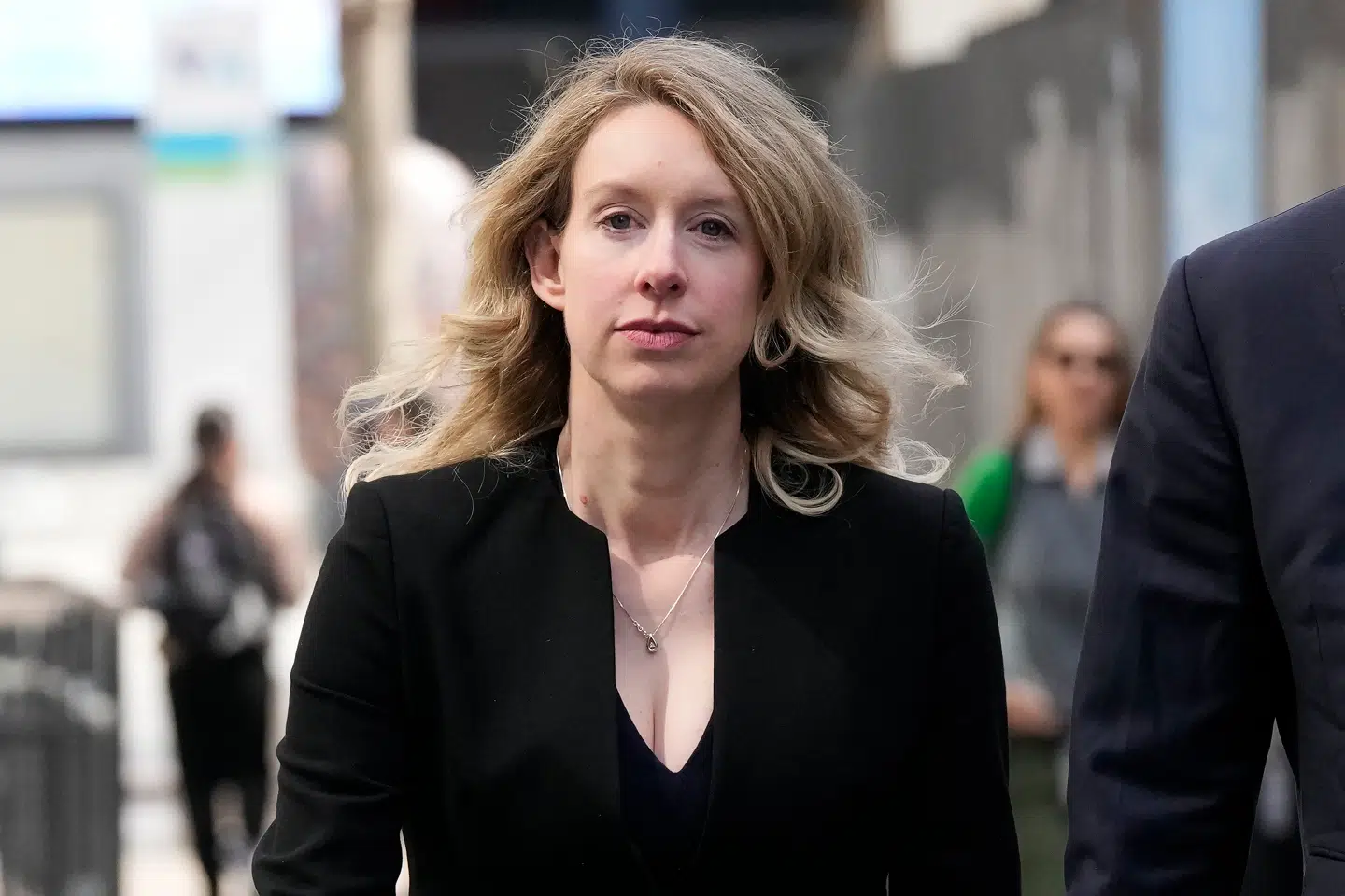 Der er skrevet et nyt kapitel i skandalesagen om Elizabeth Holmes og hendes kæreste.