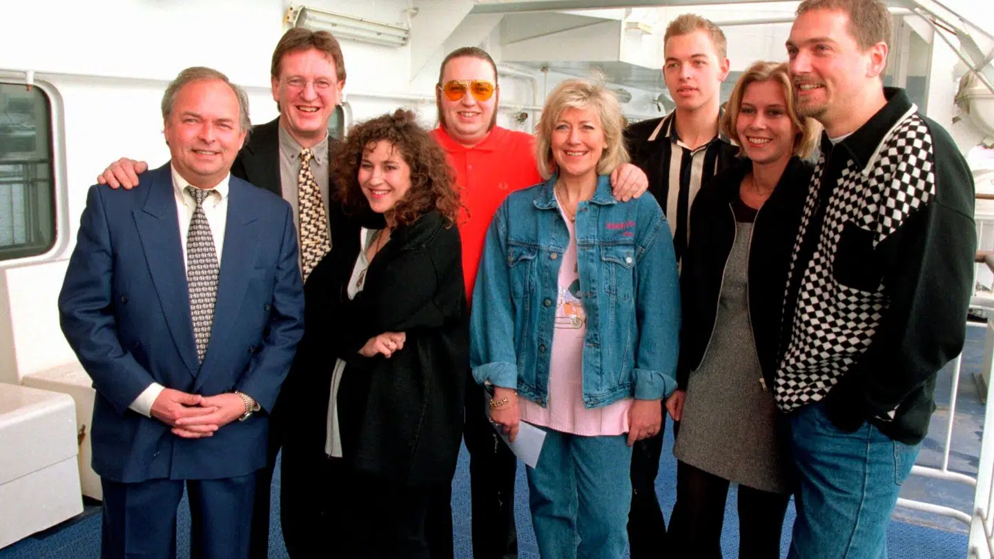 Deltagerne i 'Melodi Grand Prix' i 1996 sammen med vært Hans Otto Bisgaard.