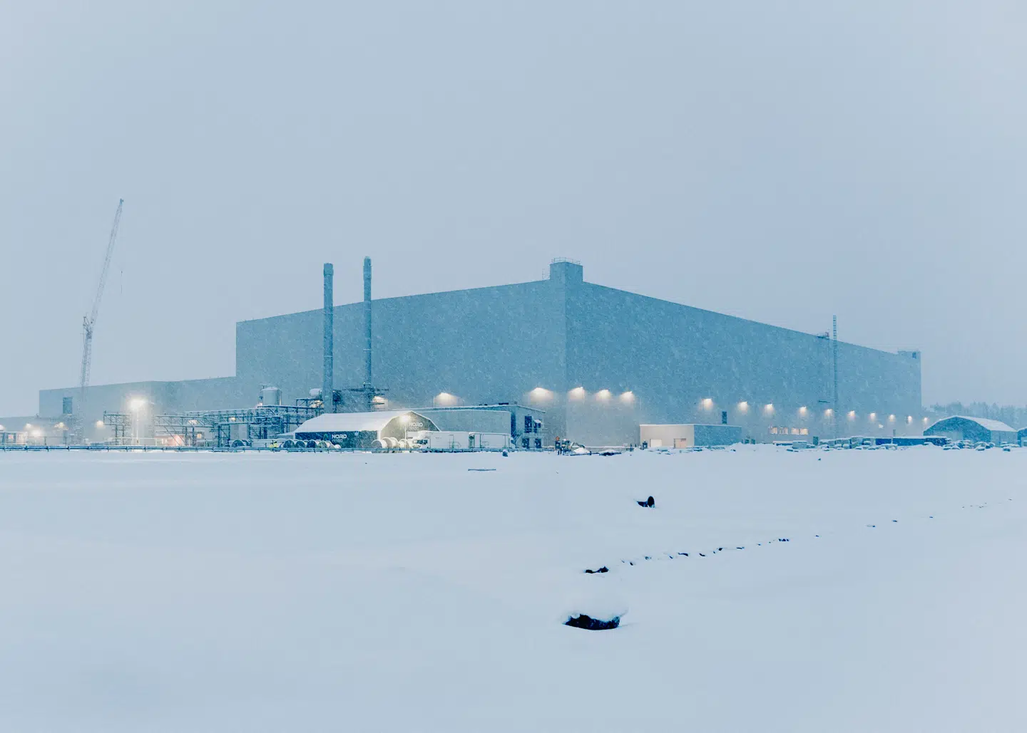 For få år siden besøgte Berlingske Northvolts fabrik i Skellefteå, 200 kilometer syd for polarcirklen. Dengang blev virksomheden spået til at kunne blive en guldrandet forretning. Nu er selskabet i dyb krise og mangler milliarder for at kunne overleve.