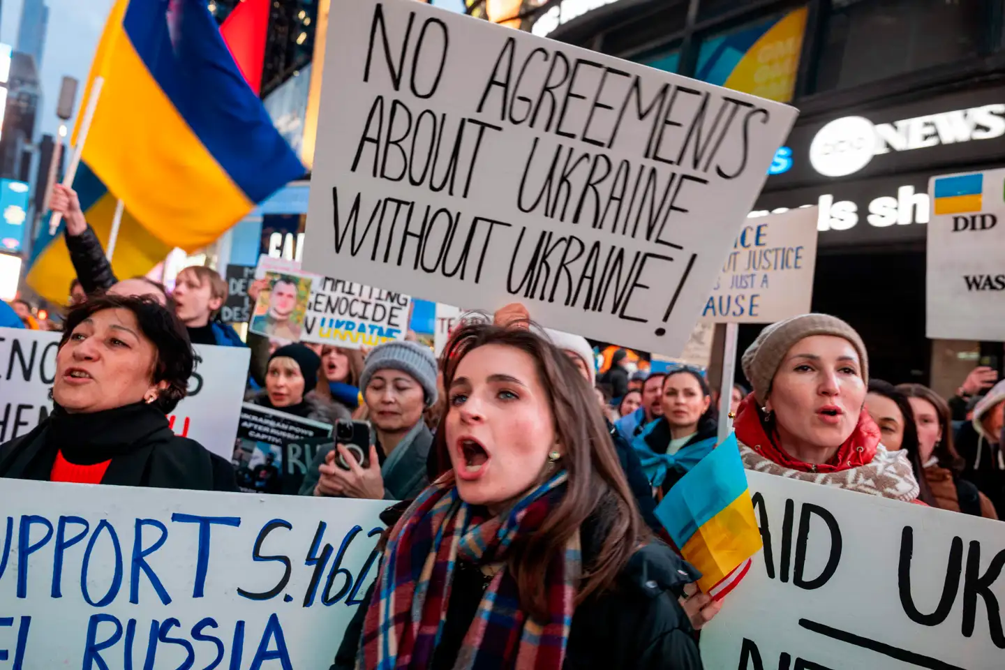 Mens verdens FN-repræsentanter diskuterede krigen i Ukraine i FN-hovedkvarteret i New York, samledes demonstranter på Times Square for at markere treåret for den russiske totalinvasion.
