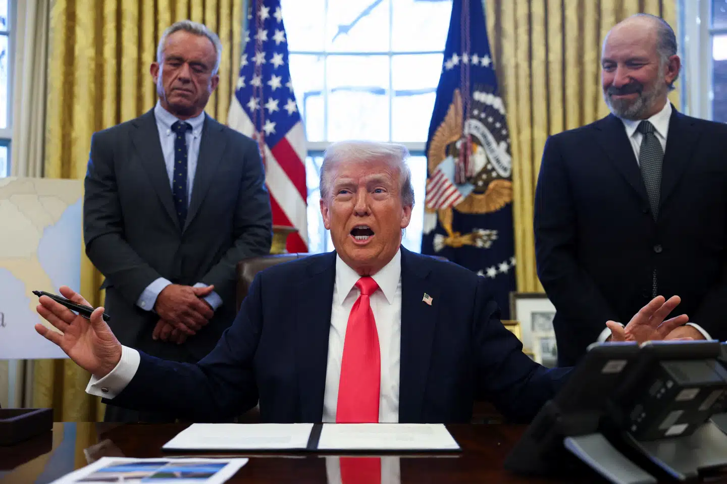 Præsident Donald Trump taler tirsdag aften dansk tid til journalister i Det Ovale Værelse i Det Hvide Hus.