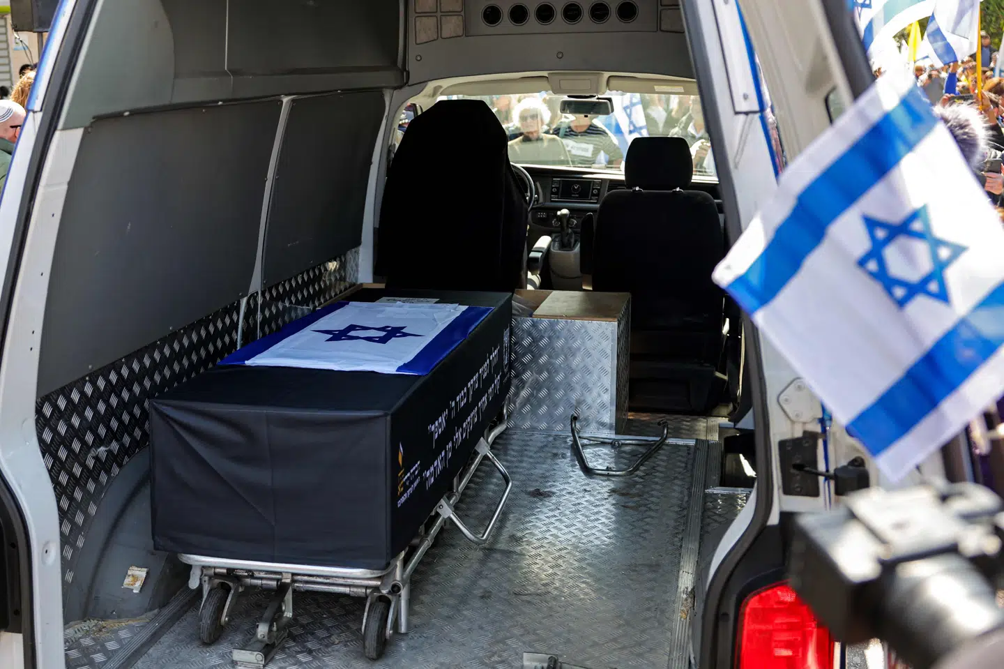 Et af de israelske gidslers kiste er her fotograferet, efter at den blev overrakt til Israel. Det drejer sig om den tidligere journalist Oded Lifshitz, som var 83 år, da han blev taget som gidsel af Hamas den 7. oktober 2023. (Arkivfoto).