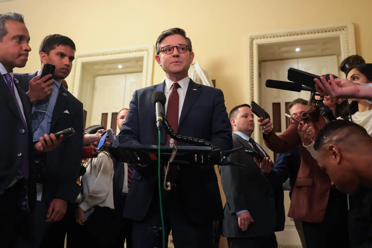 Formanden for Repræsentanternes Hus, Mike Johnson, aflyste tirsdag aften en afstemning om skattelettelser. Kort tid efter vendte han på en tallerken, og forslaget blev stemt igennem.