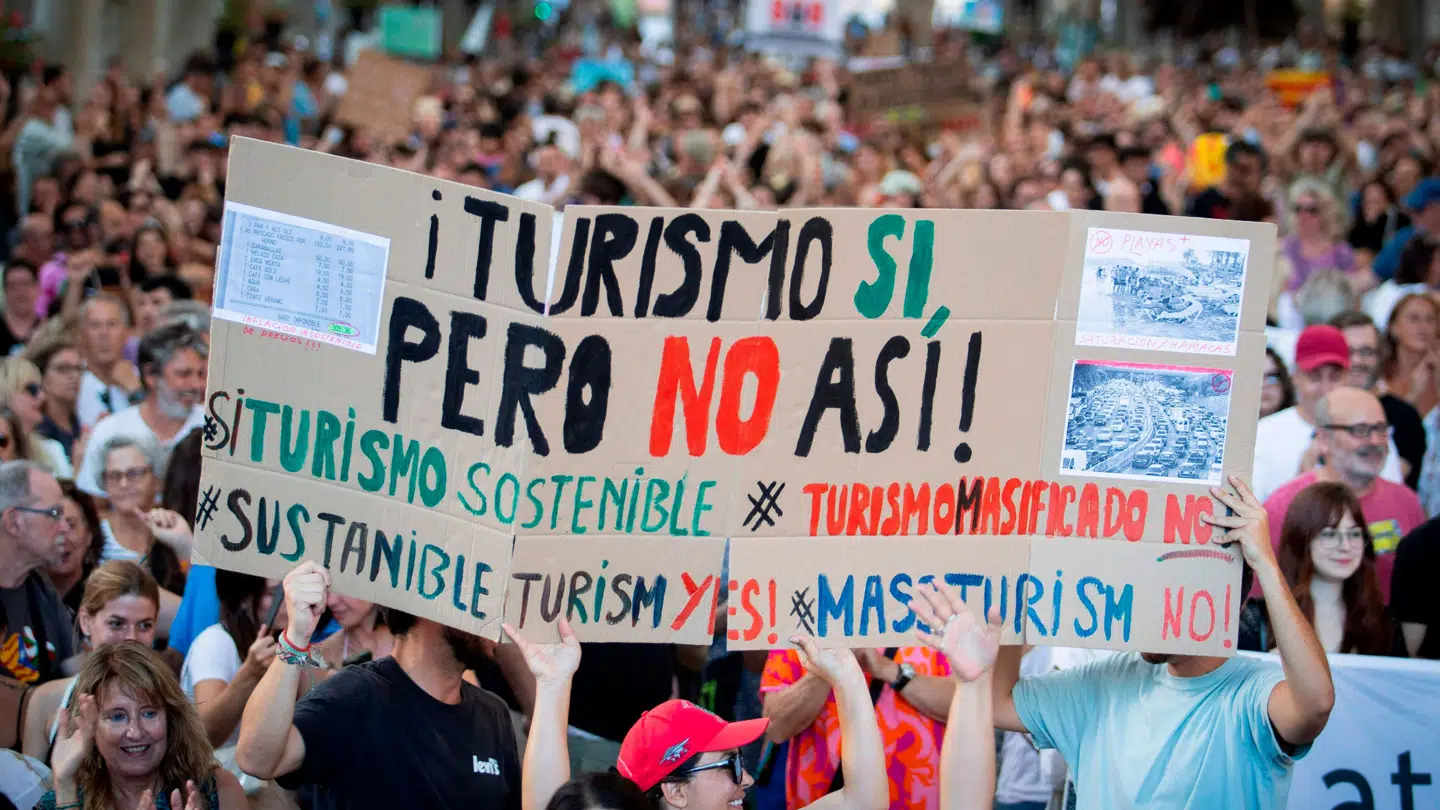 På skiltet står der 'turister ja, men ikke på denne måde'. Fra en demonstration sidste år i Mallorcas hovedby Palma.