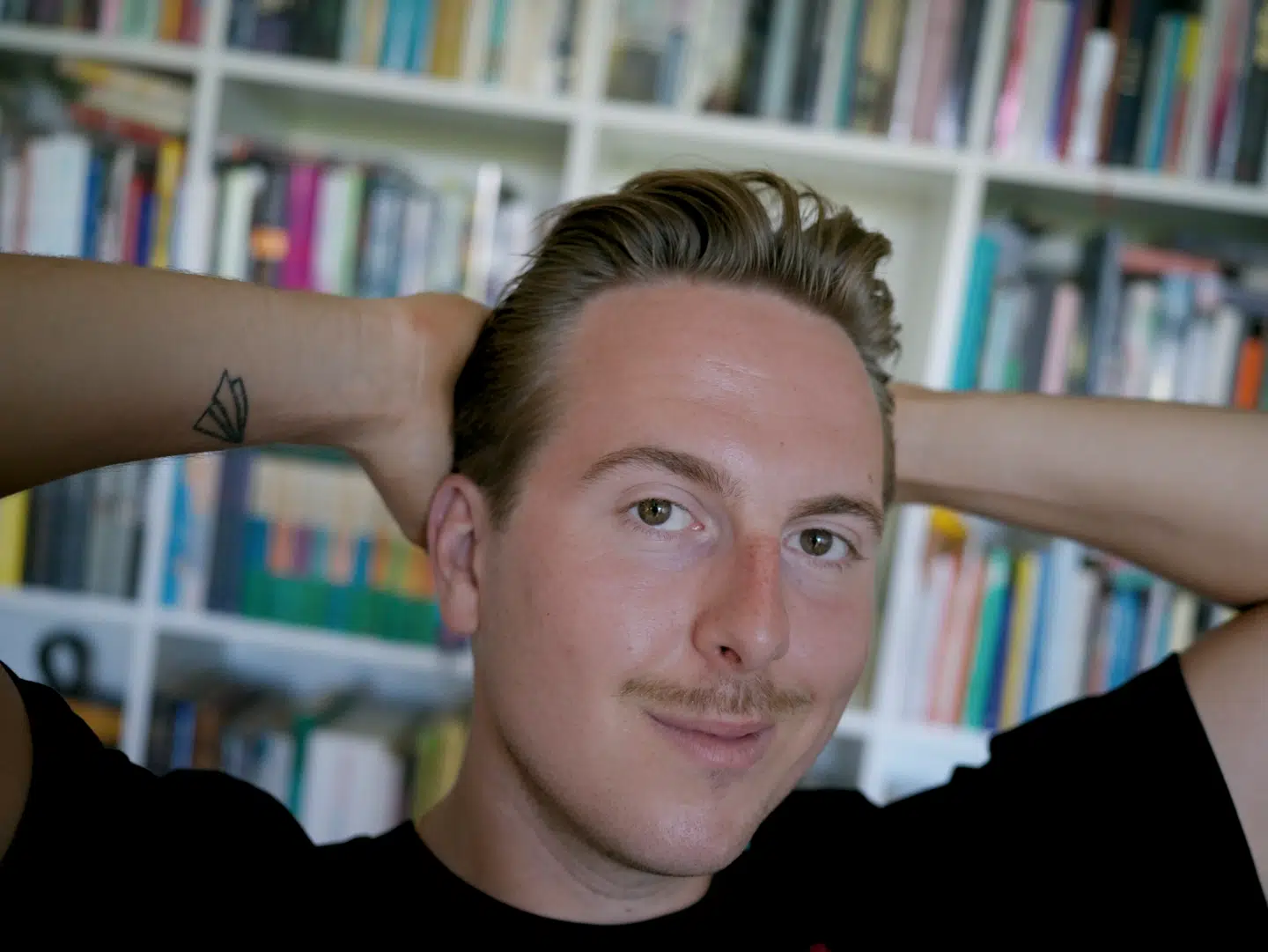 Thomas Korsgaard ved bogreolen. I barndomshjemmet var der ingen bøger.