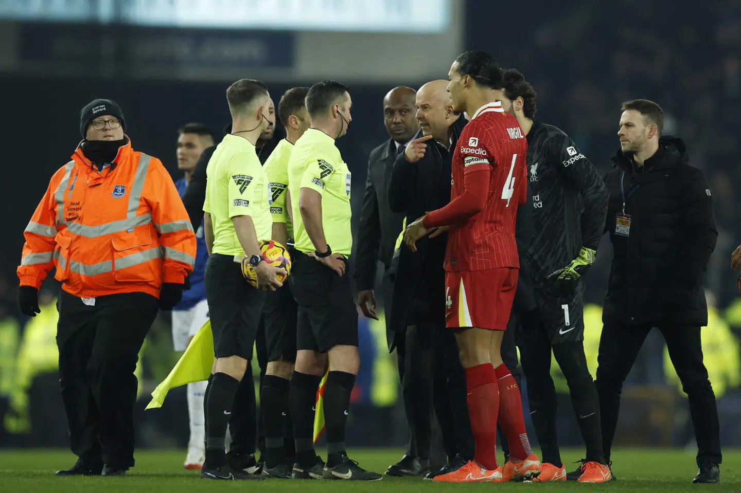 Arne Slot fik rødt kort efter at have brokket sig højlydt og gestikulerende over for dommerne efter lokalderbyet mod Everton 12. februar.