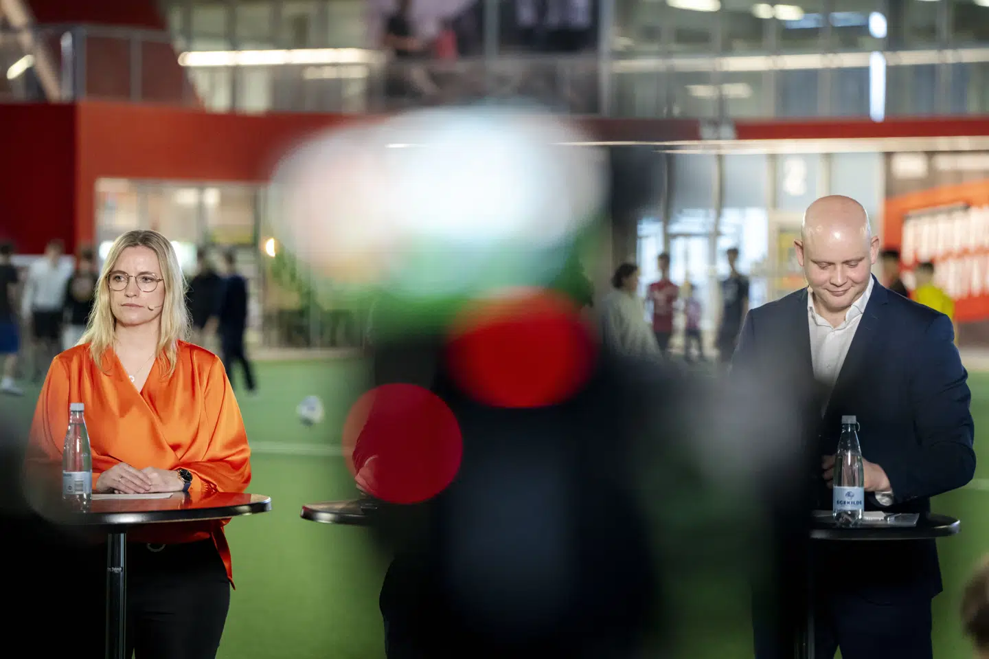 Økonomiminister Stephanie Lose (V) og kulturminister Jakob Engel-Schmidt (M) skulle have haft selskab af børne- og undervisningsminister Mattias Tesfaye (S) tirsdag, da Trivselskommissionen afleverede sin rapport til regeringen, men han var fraværende på grund af sygdom.