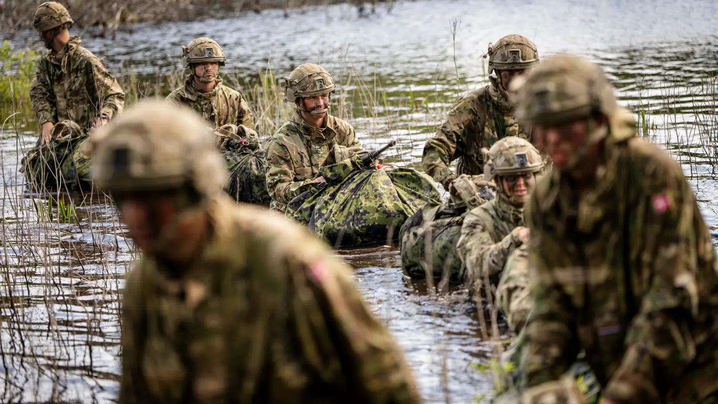Værnepligtige fra Livgarden under vandpassage ved Kulsbjerg Øvelsesterræn ved Vordingborg, onsdag den 12. juni 2024.