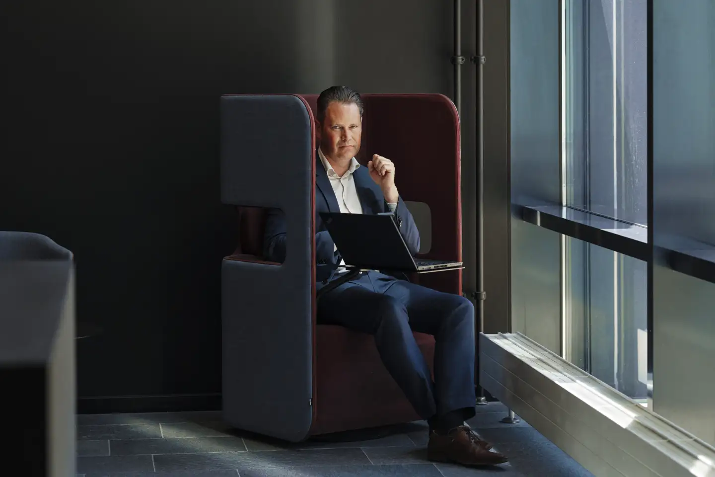 Anders Stensbøl var investeringsdirektør i Velliv, indtil han i november 2024 blev fyret med øjeblikkelig virkning. Nu viser det sig, at Stensbøl i mange år var en del af et meget omdiskuteret trekløver i toppen af pensionskassen.