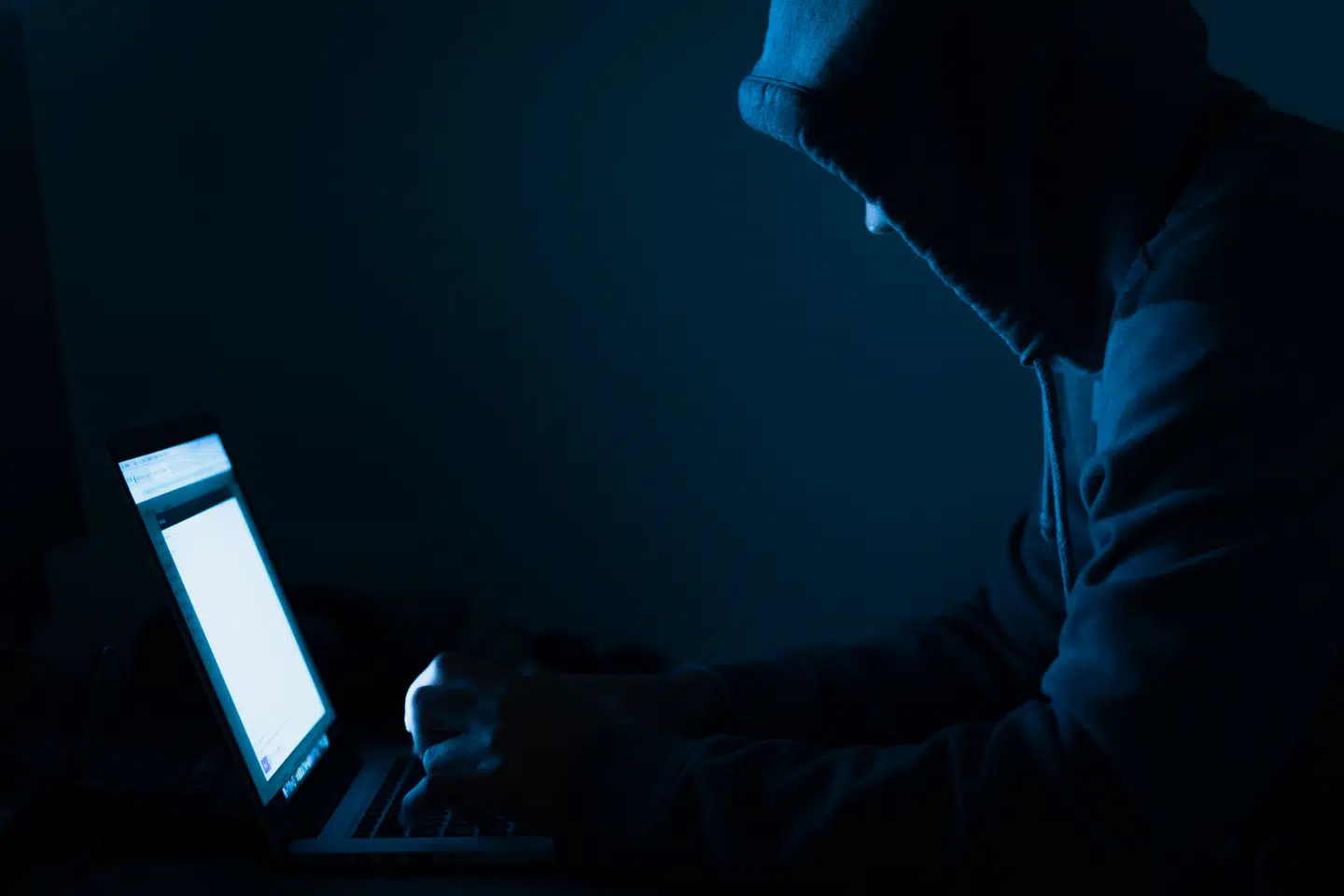 »Da jeg var ung studerende, blev jeg i en periode chikaneret af en person, der konstant ringede til os, dag og nat, og bare åndede i røret,« skriver Rikke Viemose.